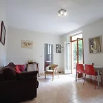 Very Calm Apt With Yard In Place D\'Italie