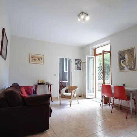 Very Calm Apt With Yard In Place D'italie *
